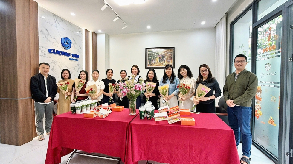 Đại diện công ty anh Nguyễn Văn Sinh (Phó Giám đốc) và anh Bùi Đăng Tuyền (TPKT) tặng hoa chị em