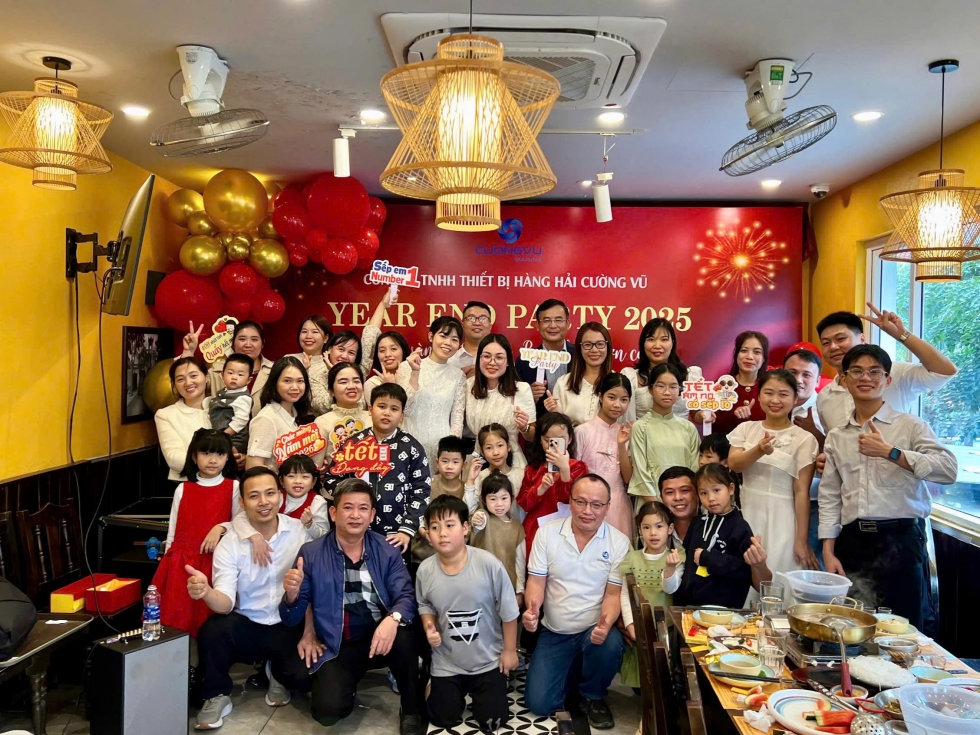 Tập thể gia đình Cường Vũ và người thân CBNV