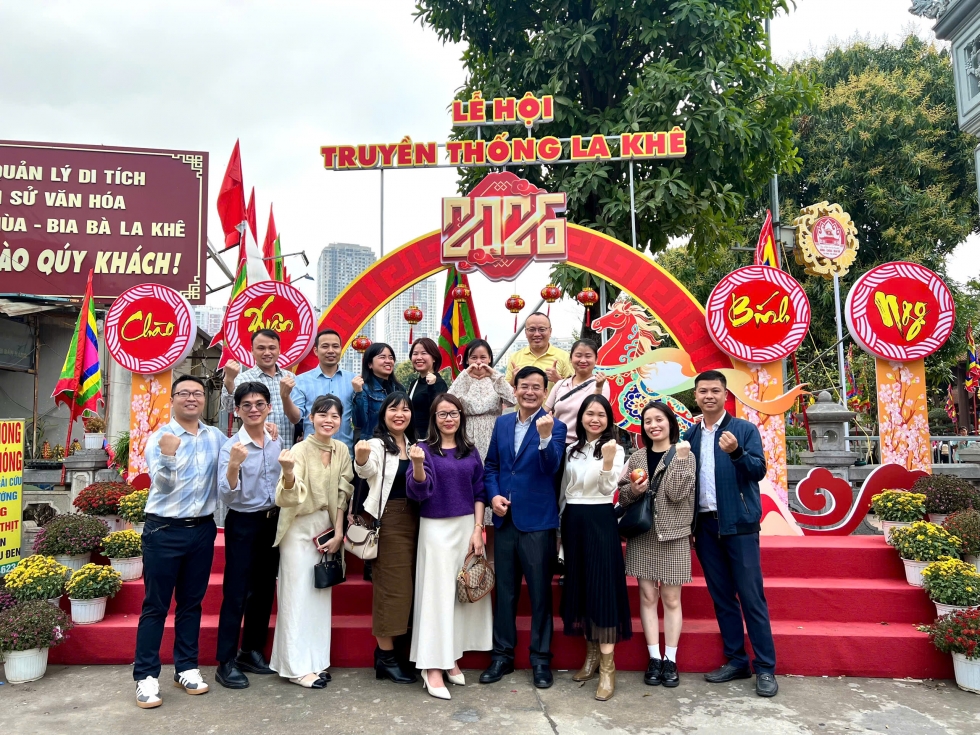 Toàn thể CNBV đi Chùa đầu năm