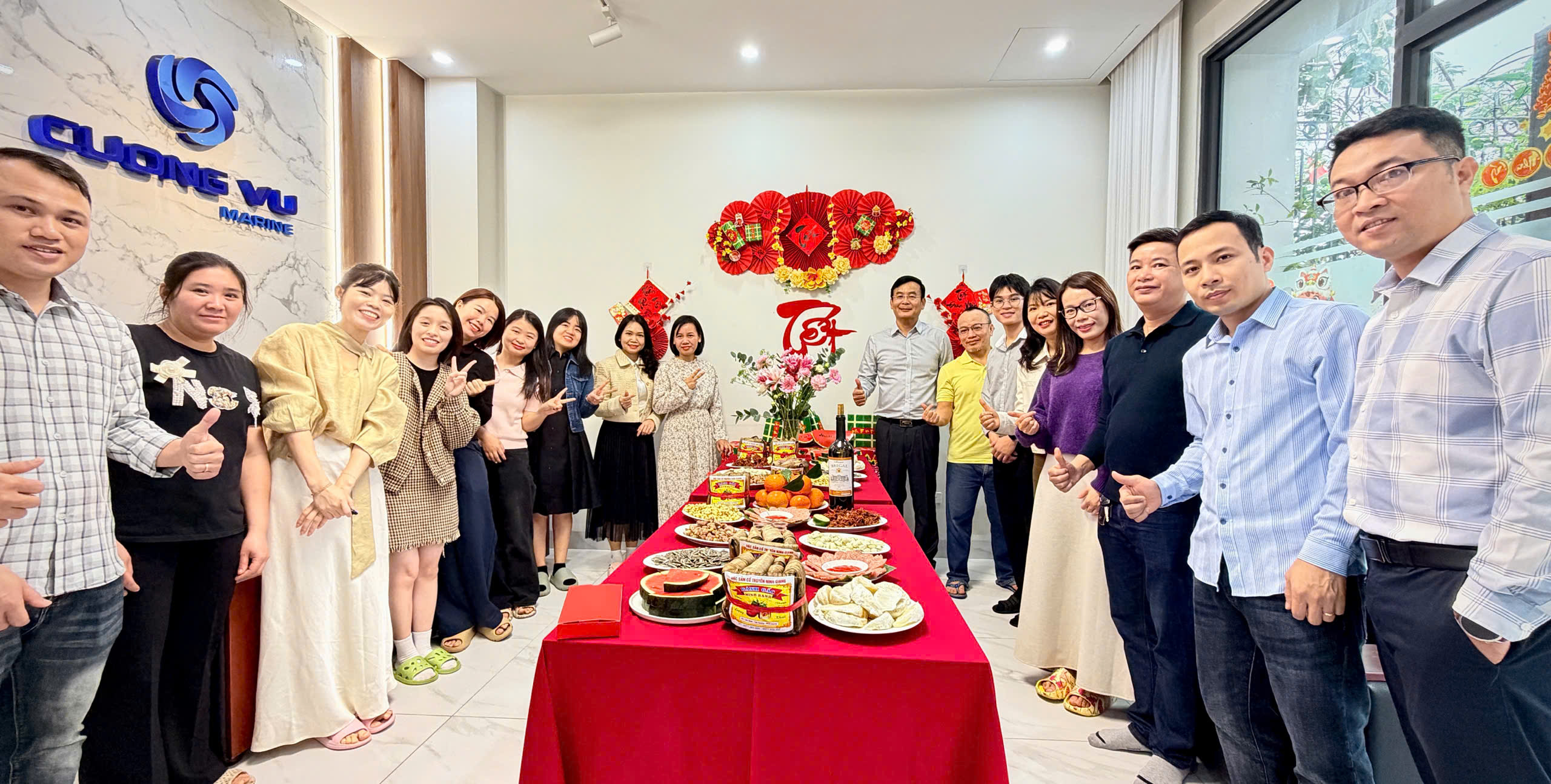 Tập thể CNBV công ty Chúc mừng năm mới